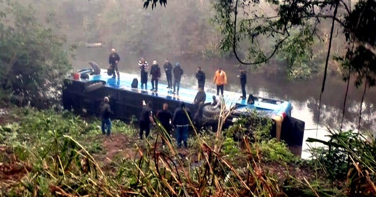 Photo of Ônibus tomba com trabalhadores e cai dentro de rio