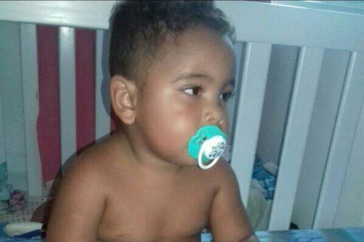 Photo of Menino de dois anos morto por bala perdida é sepultado  BN