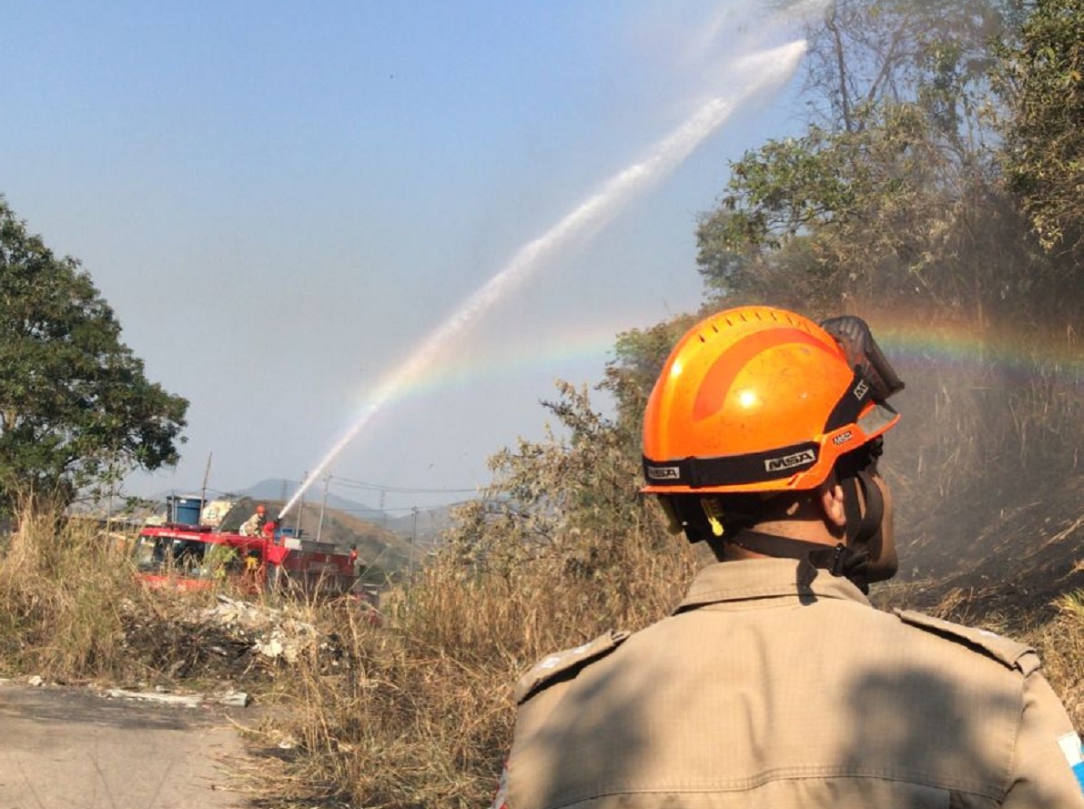 Photo of APA Estâncias de Pendotiba sofre terceiro dia consecutivo com incêndios BNRJ