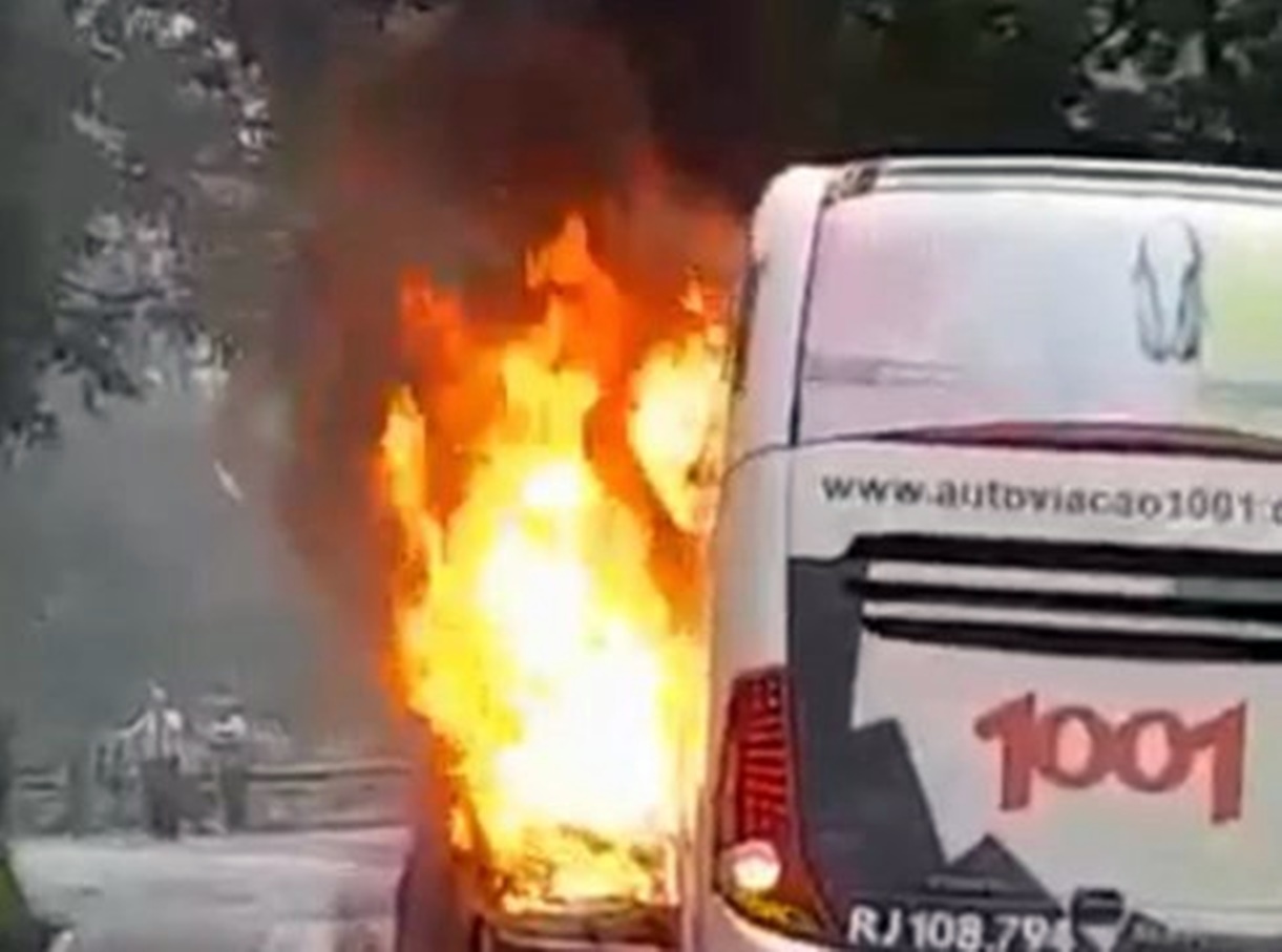 Photo of Após acidente ônibus e carro pegam fogo na RJ-106  BNRJ