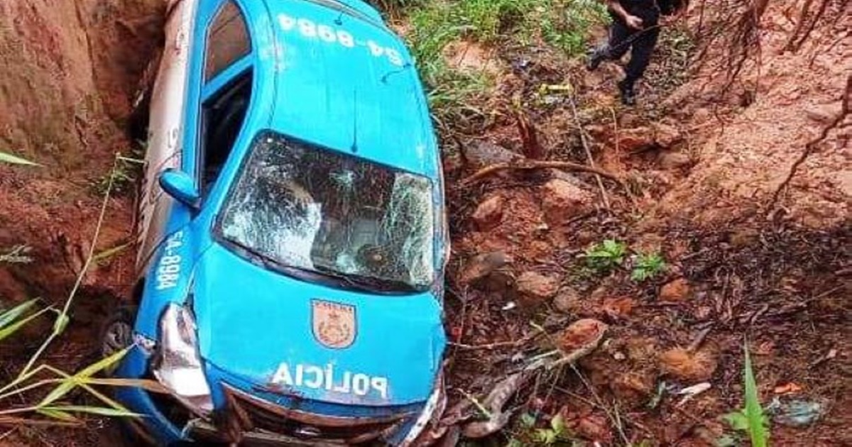 Photo of Viatura da PM caiu em ribanceira às margens de estrada em Valença BNRJ