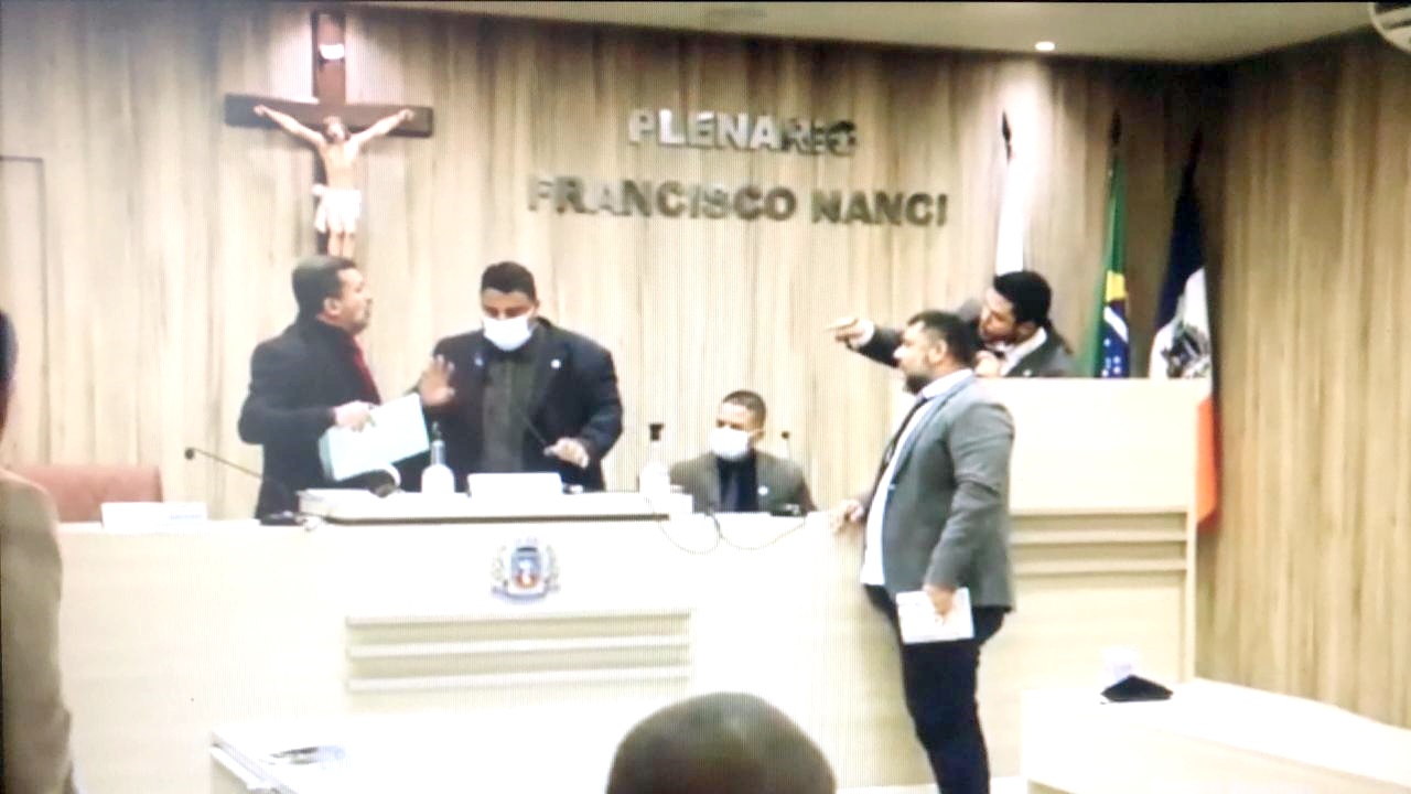 Photo of Vereadores de Itaboraí quase saem no tapa na Câmara Municipal  BNRJ