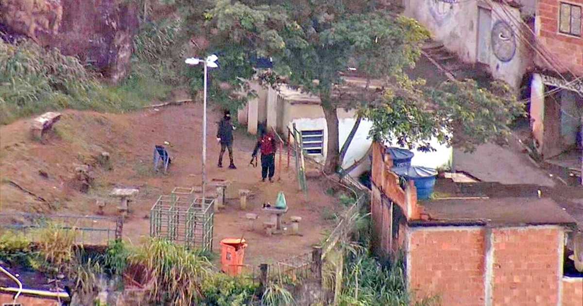 Photo of Traficantes entram em confronto no Morro da Serrinha,  banca.com