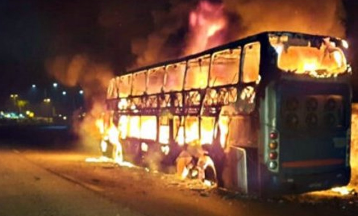 Photo of Ônibus de turismo que retornava de Cabo Frio para Belo Horizonte pega fogo na BR-040  ( trágico)  BNRJ