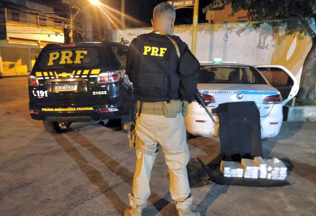 Photo of Polícia Rodoviária Federal aprende um motorista de táxi com 20kg de maconha  BNRJ