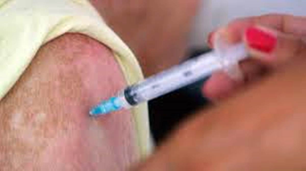 Photo of Vacinação: quarta dose disponível para população com 50 anos ou mais  BNRJ