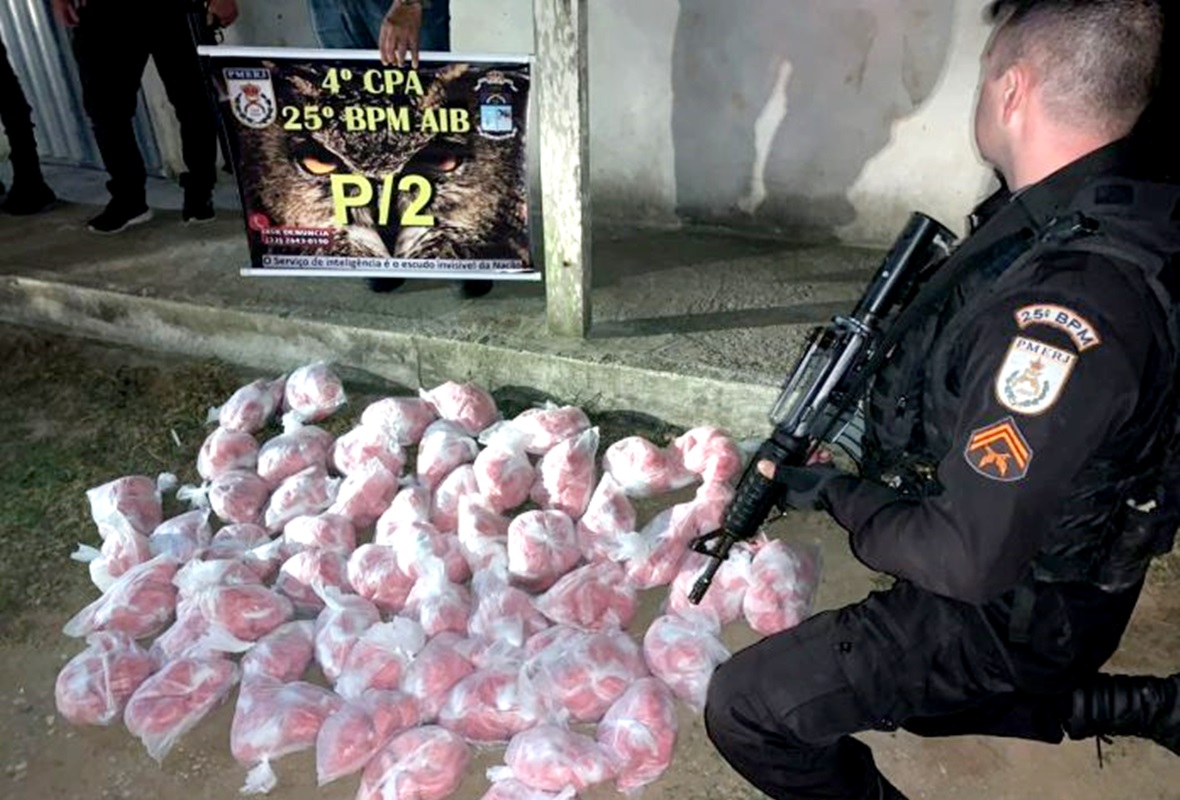 Photo of Homem é preso com mais de 11 mil cápsulas de cocaína, pistola e munições  / BNRJ