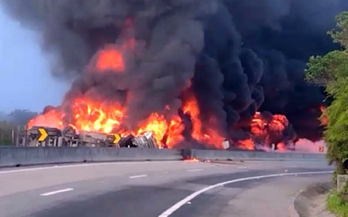 Photo of Em Silva Jardim, caminhão de gasolina explode na BR-101 e mata motorista carbonizado  l BNRJ