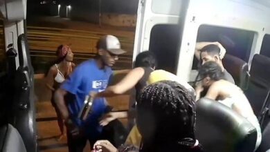 Photo of Assaltantes sao flagrados agredindo vítimas em van na BR-101 em São Gonçalo