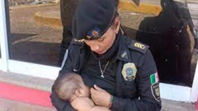 Photo of A policial que amamentou bebê que não comia há dias após furacão Otis em Acapulco